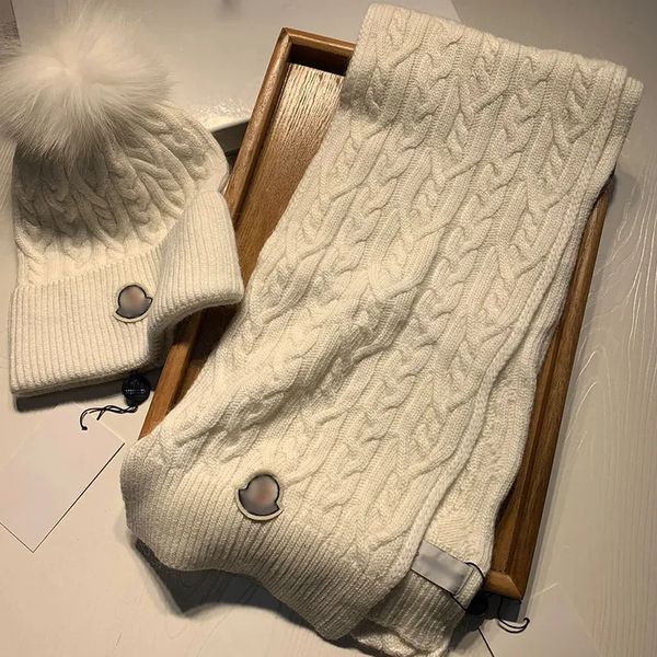 Moda Beige cappelli di tendenza in lana set sciarpe cappelli sacoche di lusso moda uomo e donna scialle di design sciarpe in cashmere guanti adatti per l'inverno