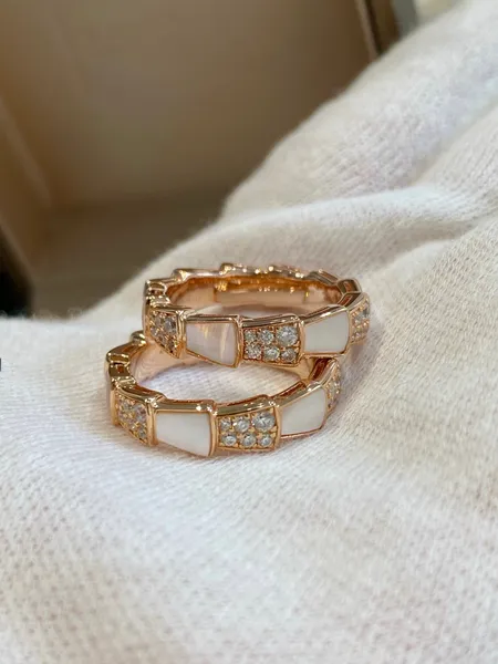 2023 Luxus-Charm-Punk-Bandring mit Diamanten und weißen Naturmuschelperlen in 18 Karat Roségold plattiert, mit Stempelbox PS4491A