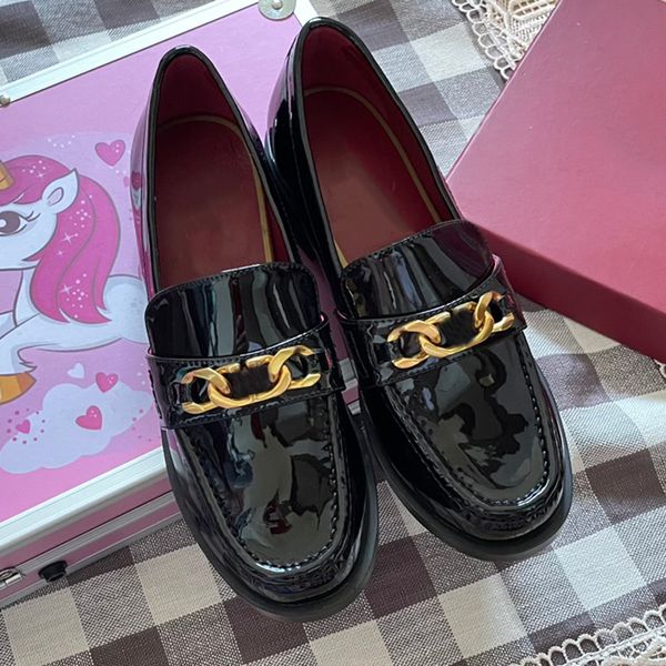 Lüks kadın ünlü tasarımcı elbise ayakkabıları bahar sonbahar yeni marka loafers ayakkabı metal toka düz topuk yuvarlak kafa orijinal deri yükseltilmiş bayanlar küçük deri ayakkabılar