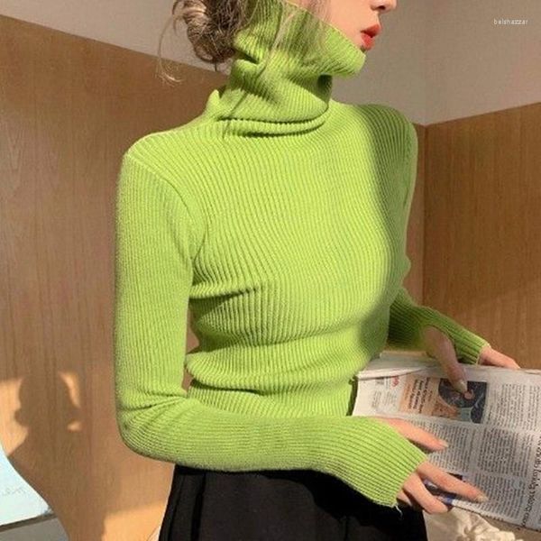 Damenpullover mit hohem Kragen und dicken Ärmeln beziehen sich auf den Pullover mit gestricktem Bodenshirt im Herbst und Winter 2023.