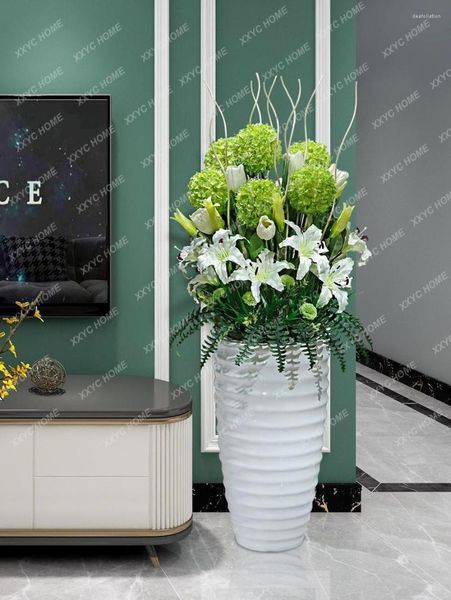 Vasi Semplice e moderno, pavimento del soggiorno, grande vaso, set di fiori artificiali, disposizione in fibra di vetro e decorazioni finte