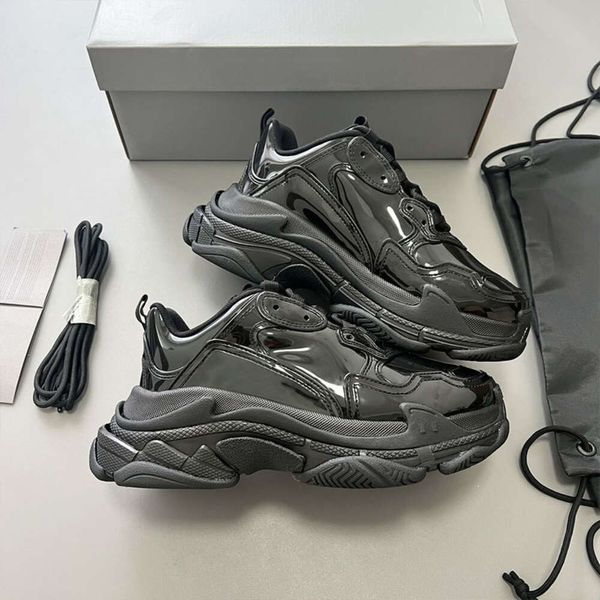 Ultimo designer Mens Triple S Sneaker in pelle brillante tinta unita Parigi 17FW Retro scarpe da ginnastica di lusso piattaforma donna scarpe da papà con scatola NO479