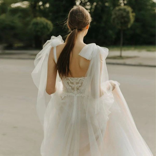 Barato romântico pérolas tule capa de noiva marfim branco curto capas de casamento com arco casamento nupcial ombro envolve manto de noiva