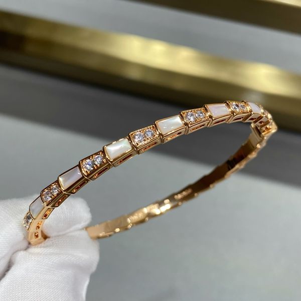 Joias de luxo femininas pulseira de ouro premium Fritillaria estreita pulseira de osso de cobra design material de cobre incrustado com diamantes combinados com Fritillaria lindo