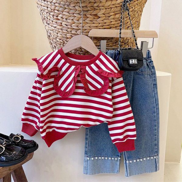 Set di abbigliamento 2023 Ragazze per la primavera e l'autunno Colletto per bambola a righe Top maglione Jeans in rilievo Set per bambini Moda Abbigliamento per bambini 230914