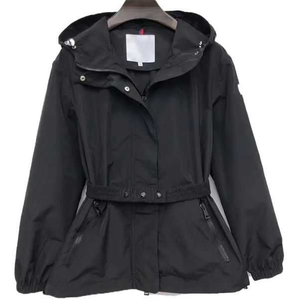 Trench coat feminino de grife com cós, capuz fino, emblema curto bordado à prova de vento, jaqueta protetor solar casual e versátil, coringa na cintura