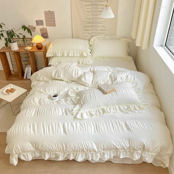 Set di biancheria da letto 2023 Set copripiumino bianco in tinta unita design Trapunta in cotone ultra morbido sul letto della camera da letto delle ragazze