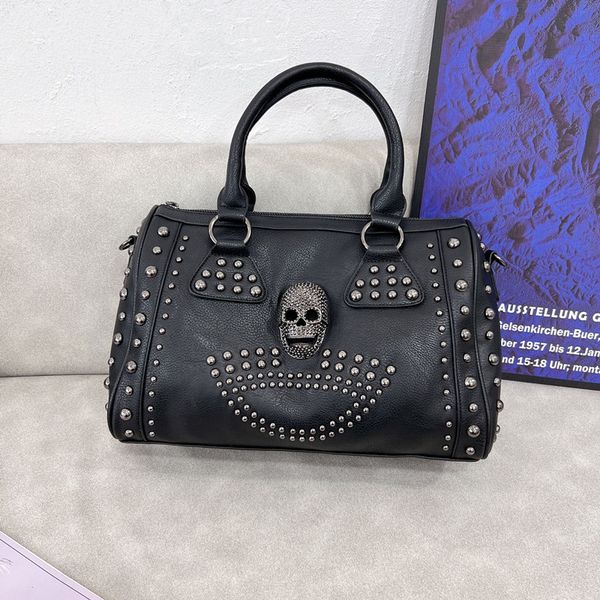 Werksverkäufe Frauen Umhängetaschen Street Persönlichkeit Rivet Punk Motorradtasche Große weiche gepolsterte Lederhandtasche Cool Schädel Mode Rucksack 8449#