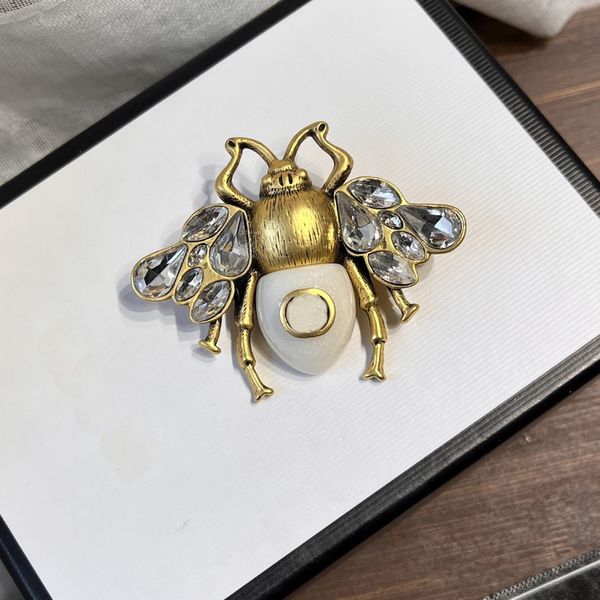 Marka Logosu Pırlanta Broşlar Pimler Tasarımcı 18K Altın Broş Böcek Hediye Pimleri Yüksek kaliteli bakır takılar solmaz