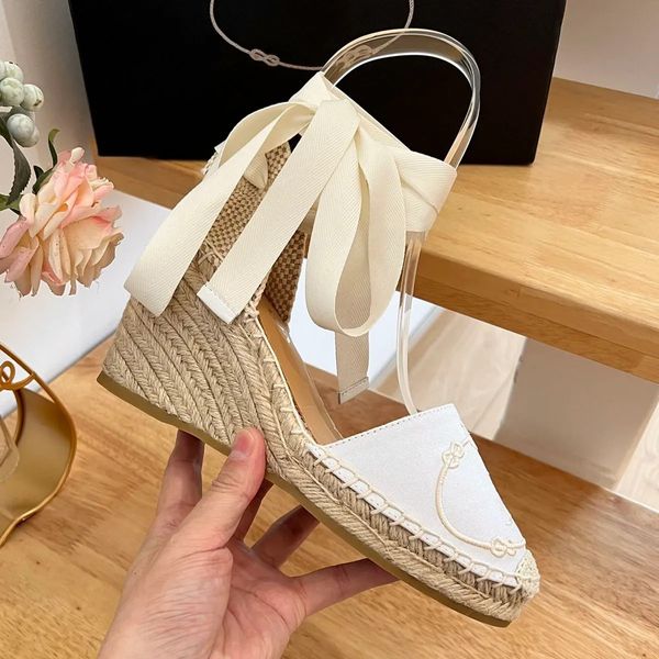 Neue bestickte Keilsandaletten aus Leinen, Plateaupumps, Absätze, kreisförmige Zehenpartie, Luxus-Designer-Leder-Espadrilles-Außensohle für Damen, Sommerschuhe, Fabrikschuhe