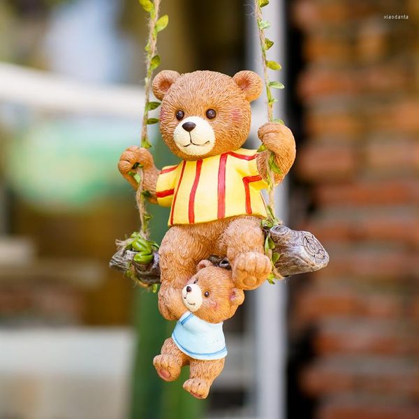 Decorações de jardim bonito mãe e criança urso sentado no balanço pendurar ornamentos resina estátua paisagismo escultura animal para decoração de loja em casa