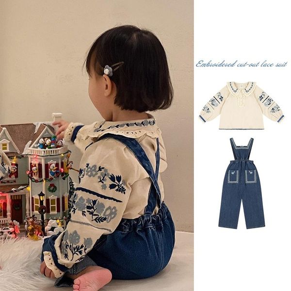 Set di abbigliamento AP 2023 Autunno Pantaloni per bambini camicia Stile vintage ragazze ricamate floreali risvolto bretelle a vita alta jeans 230914