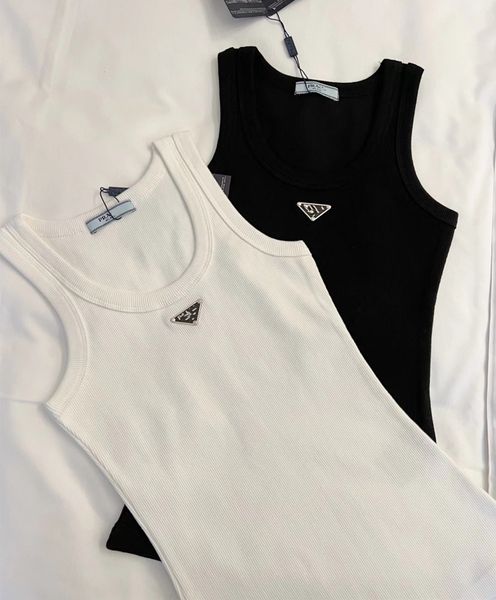 Tanques femininos camis metal logotipo regata verão fino ajuste elástico esportes malha superior branco designer regata