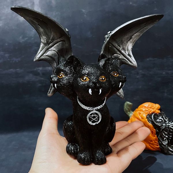 Oggetti decorativi Figurine Dark 3 teste di gatto con ali di pipistrello Statue per la decorazione di Halloween Ornamenti di gatto nero per la casa Sculture Figurine Decorazione 230914