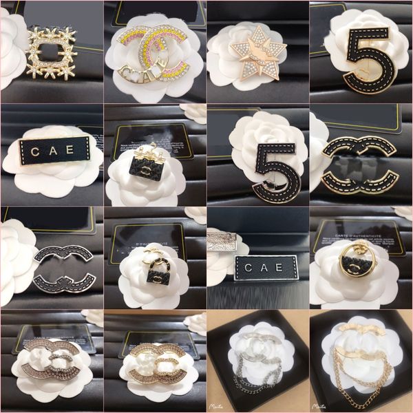 PINS Broşlar 20 Style Marka Tasarımcısı C Çift Mektup Broşlar Kadın Erkekler Çiftler Rhinestone Elmas Kristal İnci Broş Elbise Laple Pin Damga Moda