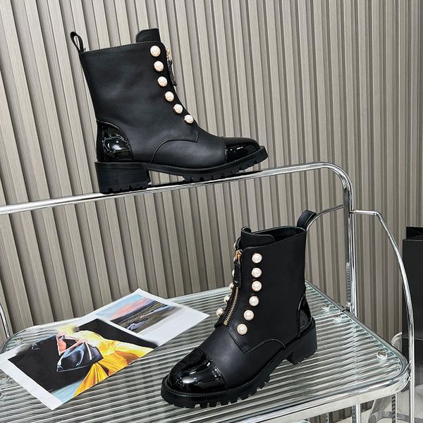 23Ss Botas femininas de couro com cabeça redonda e cor dupla com zíper de pérolas da moda outono/inverno Botas marten de salto grosso para escritório sapato fashion botas nuas 35-41