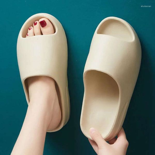 Chinelos de verão tendência de moda masculina uma palavra sandálias de luxo sapatos respirável ao ar livre anti deslizamento banheiro chinelos