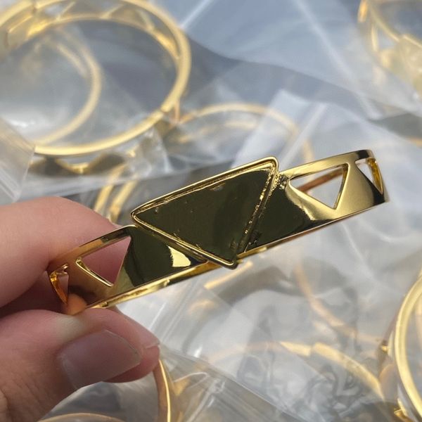 Moda 18k pulseira de ouro banhado a ouro titânio aço oco triângulo pulseira feminina designer clássico ouro prata