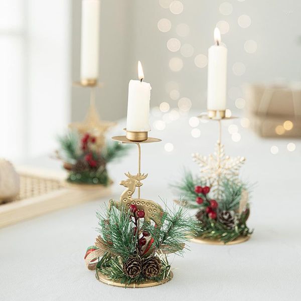 Set di stoviglie per la casa e il soggiorno del giorno di Natale, contenitore per candele, decorazione, disposizione, desktop, finestra, candeliere in ferro dorato