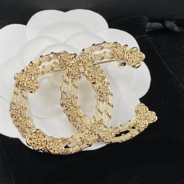 C18K Spilla di loto placcata in oro con abbellimento di strass per abbellimento nobile broche Broche Luxury Designer Designer Gioielli Ladie2689 di alta qualità