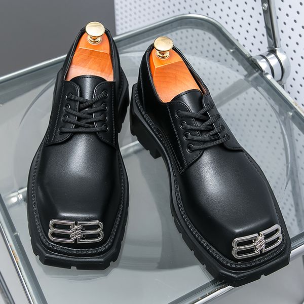 Kalın çözülmüş kare ayak parmağı erkekler derbi ayakkabıları moda ve modaya uygun metal toka dekorasyonu, klasik siyah dantel yukarı stil