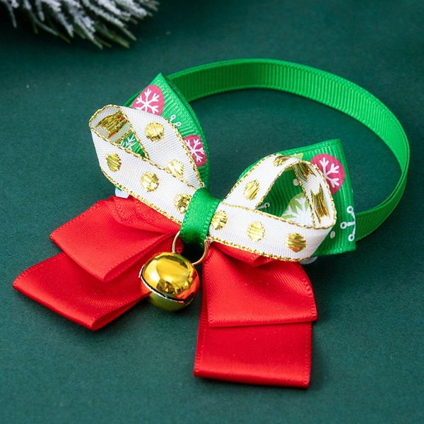 Hundebekleidung Jahr Weihnachten Fliege Fußabdruck Glöckchen Halsband für kleine Hunde Zubehör Personalisierte Katzenhalsbänder Halskette mit Schneeflockenpunkten 230915