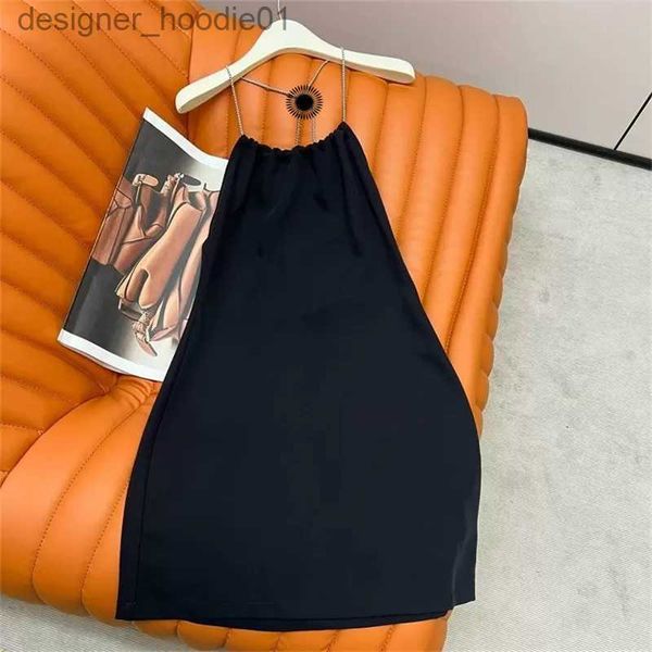 Grundlegende Freizeitkleider, rückenfreie Slip-Kleider, Dreiecksetikett, Perlenkette, Sling, schwarz, sexy Kleid, schlankmachendes, schulterfreies Kleid, Rock, L230916