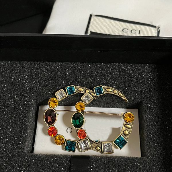 Yeni G-Letter Broş Vintage Gold Hediye Broş Tasarımcı Takı Lüks Kadınlar Düğün Partisi Zarif Pimler Moda Çok Volor Gem Broş Büyük Boyut Y23322