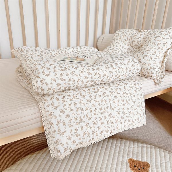 Одеяла, пеленание, хлопковое мулсиновое детское одеяло и подушка с цветочным принтом, комплект постельного белья для детской кроватки 230915