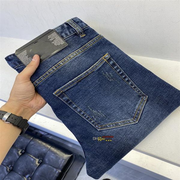 I nuovi jeans firmati per l'autunno e l'inverno sono eleganti, comodi, leggermente elastici, slim fit, lussuosi, di alta qualità, bellissimi jeans da uomo235j