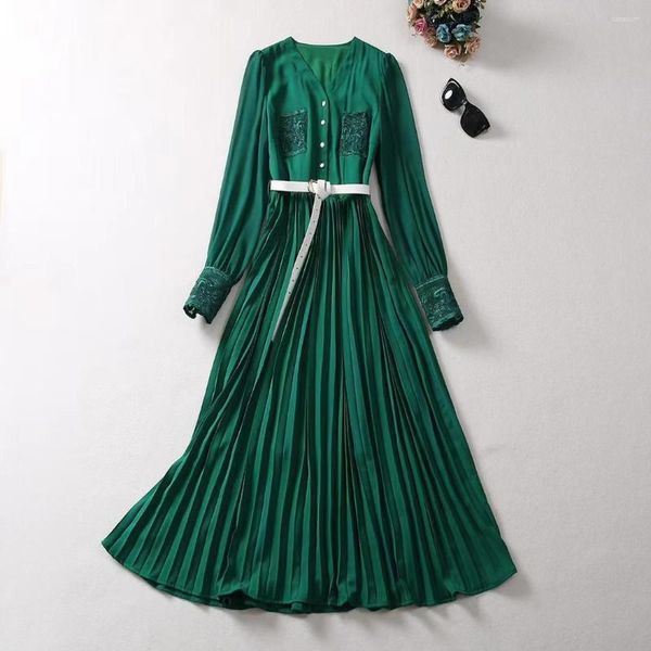 Vestidos casuais europeus e americanos roupas femininas 2023 outono v-pescoço manga longa verde bordado moda vestido plissado com cinto xxl