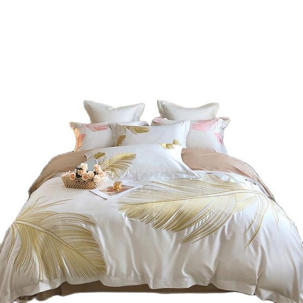 Set di biancheria da letto con ricamo in piume dorate Set copripiumino trapuntato in cotone egiziano bianco di lusso Set lenzuolo in lino con fodere per cuscini Biancheria da letto Hom351h