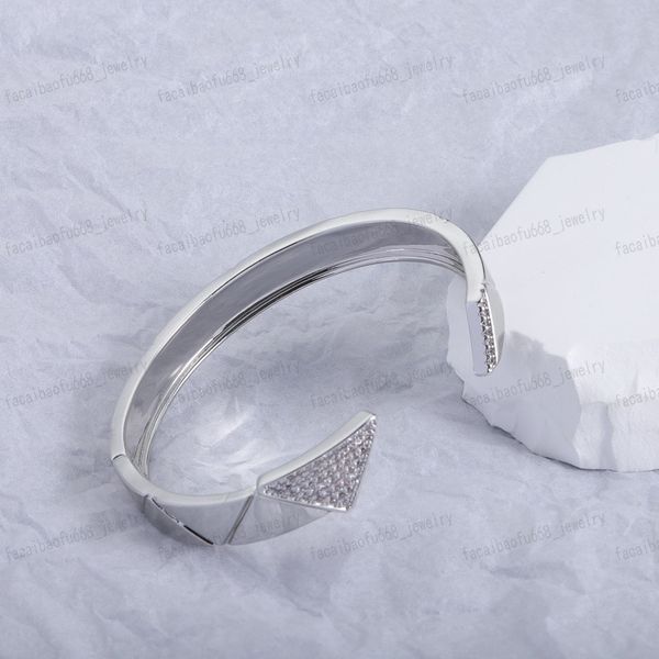Silbernes breites Manschettenarmband, modisches dreieckiges eingebettetes Zirkon-Designerarmband, Weihnachten, Valentinstag, Geschenke