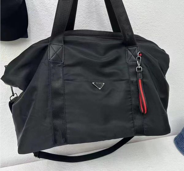 Bolsa de grife de designer Business à prova d'água Big Bag de viagem enorme muffle de grande capacidade Triângulo Mark Nylon Disponível para homens Trendência da moda Moda Novo lançamento 63x38x23cm