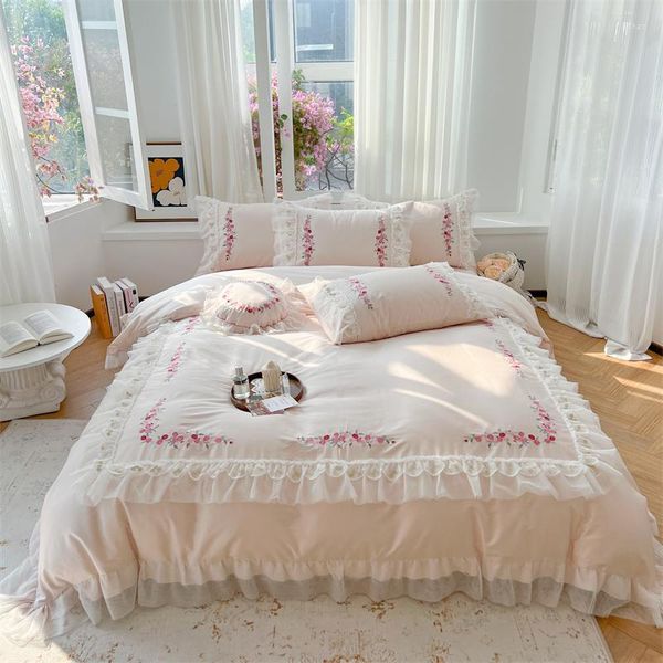 Conjuntos de ropa de cama Rosa Rosa Bordado 1000TC Algodón Egipcio Princesa Boda Conjunto Blanco Encaje Volantes Funda Nórdica Sábana Funda de almohada