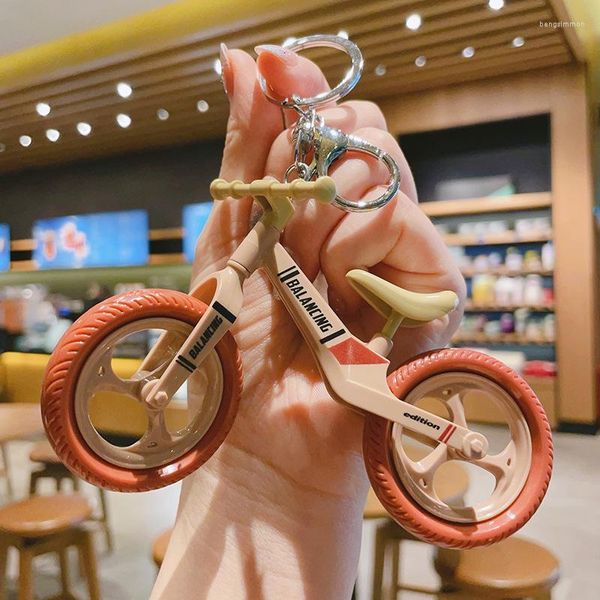 Portachiavi 1pc moda assemblato portachiavi bicicletta bambola divertente uomini borsa pendente coppia portachiavi giocattolo per bambini regalo accessori gioielli fai da te