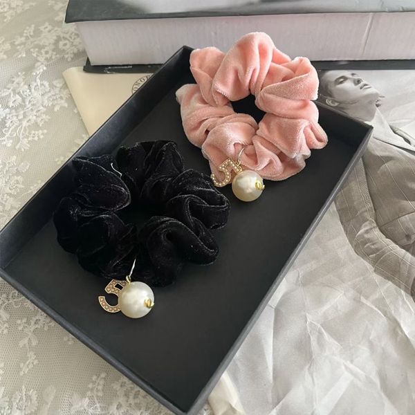 Veludo Pérola NO5 Scrunchies Letra Especial Pérola Elástica Faixa de Cabelo para Festa de Presente