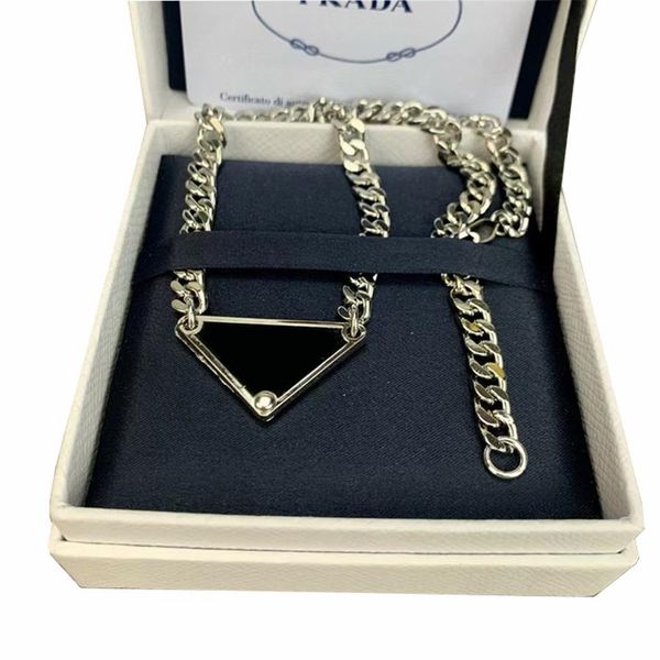 Collane con ciondolo di design Pendenti con lettere triangolari in metallo Uomo Donna Regalo193h