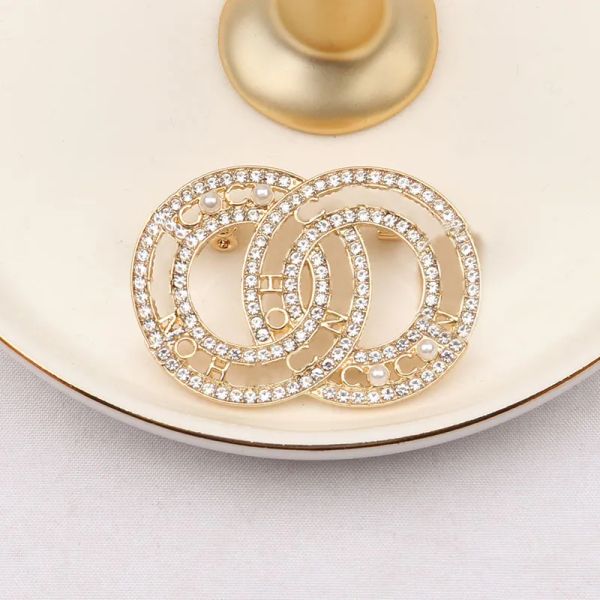 Gold Silber vergoldet Broschen Frauen Designer Schmuck Luxusmarke Brief Dame Kristall Strass Perle Brosche Pins Metall Weihnachtsgeschenk Schmuck Zubehör