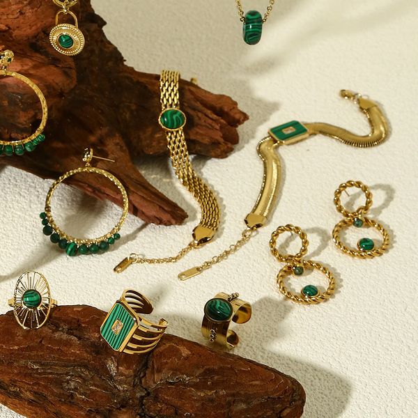 Beliebtes grünes Naturstein-Halsketten-, Armband-, Ohrring- und Crowd-Design-Schmuckset aus 18 Karat Gold Mesh in Rot