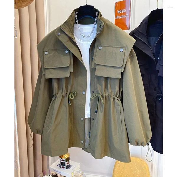 Trench da donna 2023 Primavera Autunno Design avanzato Sensazione allentata Casual Verde militare Coulisse Cintura da lavoro Giacca a vento Cappotto