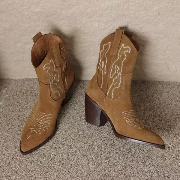 Botas apontadas dedo do pé grosso saltos mulheres ocidentais 2023 outono retro bordado cowgirl mulher plus size 42 pu couro curto botas 230914