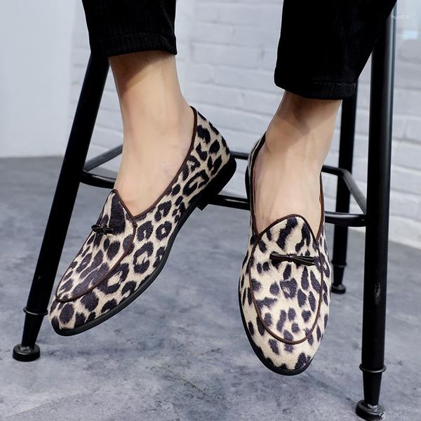Sapatos de vestido moda condução deslizamento-on mocassins preguiçosos leopardo impressão camurça causal mocassim confortável mules homens apontou retro social