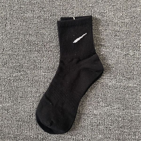 Herrensocken, Designer-Socken, luxuriös, bedruckte Baumwolle, lang, Harajuku, Hiphop, Schwarz-Weiß-Mischung, Fußball, Basketball, Sportsocken, atmungsaktive, schweißableitende niedrige Socken