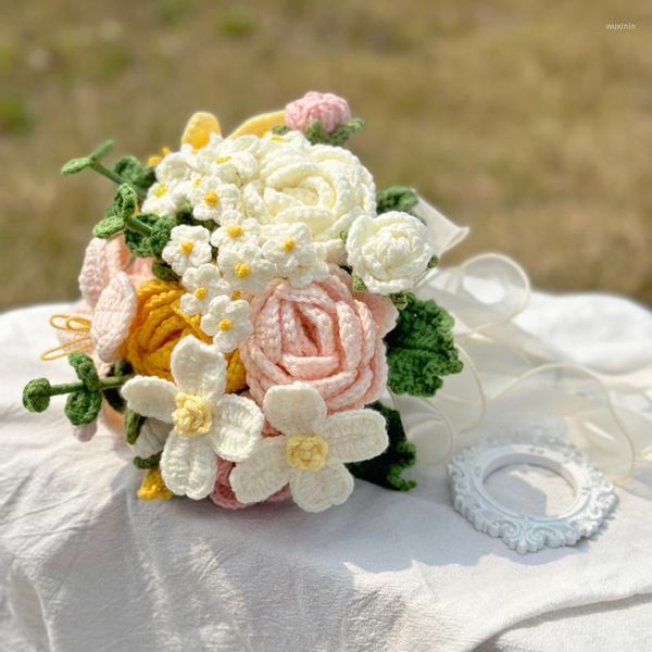 Fiori decorativi fatti a mano in lana lavorata a maglia Bouquet da sposa finito Rose Tulip Foglia di eucalipto Regalo di nozze di compleanno per la fidanzata