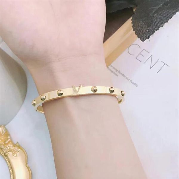 Designer-Armband mit Buchstaben, brandneues Muster, Armbänder, luxuriöser Schmuck, 18 Karat vergoldet, vielseitige Grundlage für Frauen, Geschenk European3029