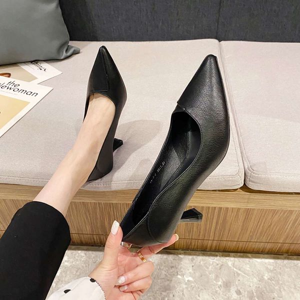 Ante 2024 Niedriger neuer Preis Stil Temperament Damen Spitze High Heels Frühling/Sommer Flache Absätze Pendler Vielseitige kleine Einzelschuhe Großhandel ohne Box