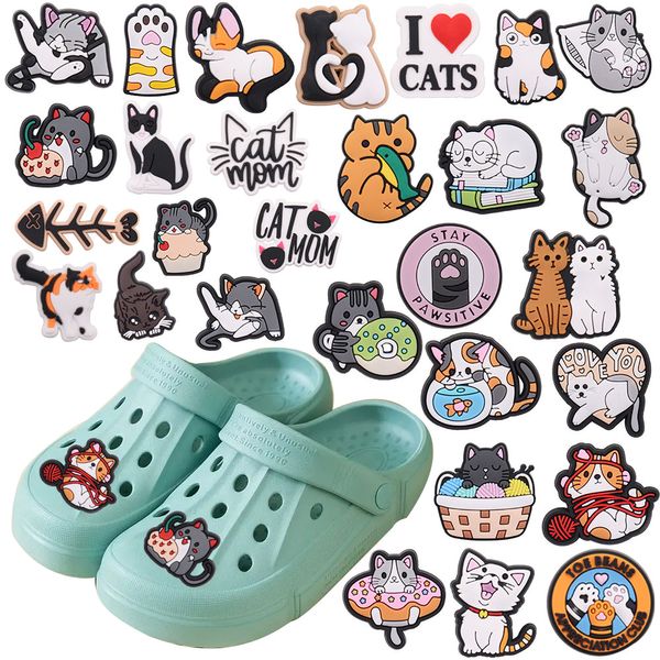 Großhandel 100 Stück PVC Katze Mama Donut Kuchen Liebe Dich Fishbone Schuh Charms Schnalle Dekorationen für Armband Knopf Clog