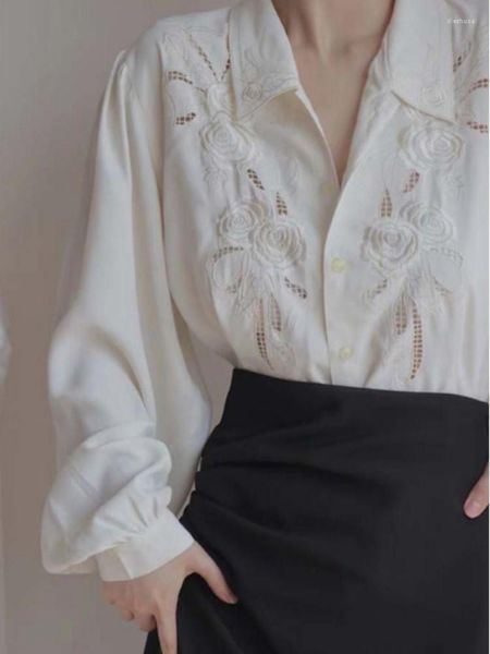 Blusas femininas bordadas chiques camisas femininas 2023 outono manga longa lazer solto estilo francês vintage senhora do escritório elegante blusa branca