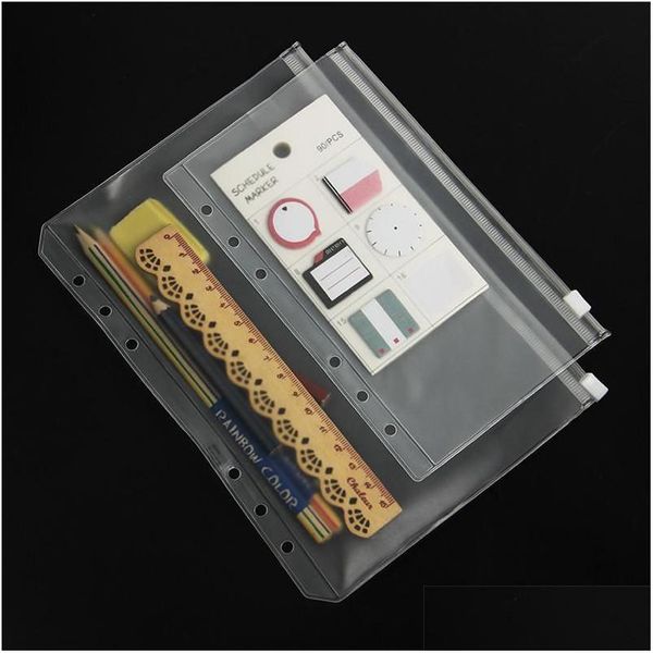 Copertina del libro All'ingrosso A5 / A6 / A7 PVC 200 pezzi Raccoglitore trasparente Er Zipper Storage Bag 6 fori Borse di cancelleria impermeabili Ufficio da viaggio portatile Dhh56